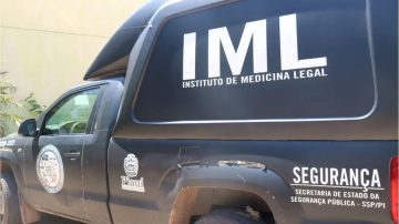 Viatura do Instituto de Medicina Legal (IML) de Teresina, no Piauí — Foto: Bárbara Rodrigues/G1