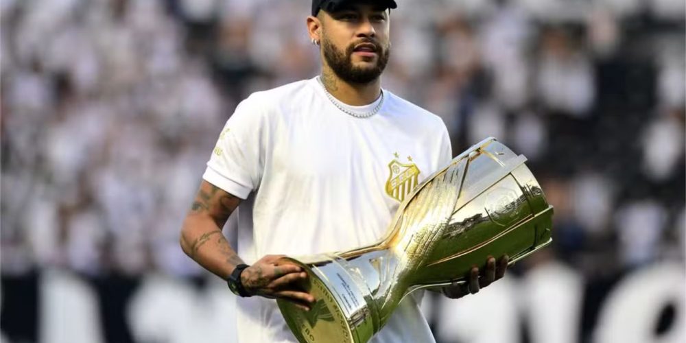 Neymar com a taça do Paulistão na Vila Belmiro, no último domingo — Foto: Marcos Ribolli